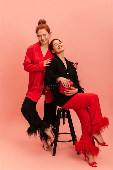 Pleine Longueur Deux Belles Jeunes Filles Caucasiennes Brunette Et Rousse Pose Sur Fond Rose