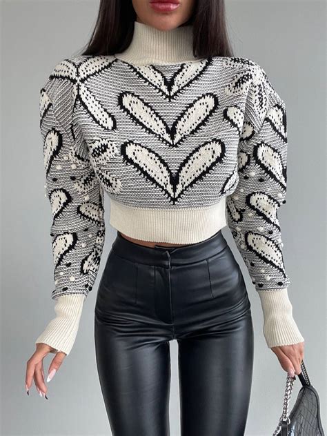 Женский Укороченный Белый Свитер с Узорами и Высоким Воротником ...