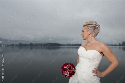 Foto De Eine Junge Blonde Braut Schaut In Den Horiziont Auf Einen See Do Stock Adobe Stock
