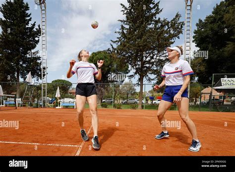 Von Rechts Marketa Vondrousova Und Karolina Muchova Aus Der Hot Sex