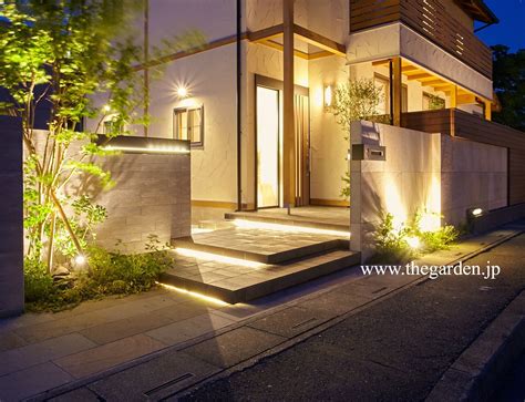 夜は間接照明で奥行き感を演出。思わず眺めていたくなる心地いい空間です。 Thegarden 玄関アプローチ 浮き階段 間接照明 外構