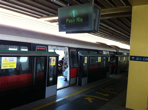 Major delay on MRT system along East-West line - Yahoo News Singapore