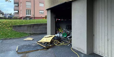 Risch Rotkreuz ZG Flammen In Einer Garagenbox