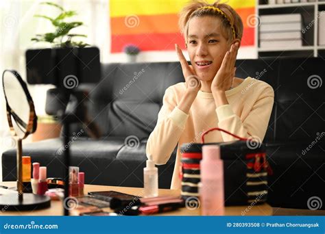 Joven Gay Influenciador Blogger De Belleza Filmando Tutorial De Rutina Diario De Maquillaje En