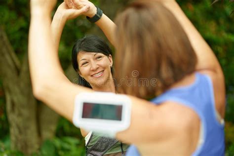 Due Donne Mature Che Tengono Misura E Che Streching Prima Del