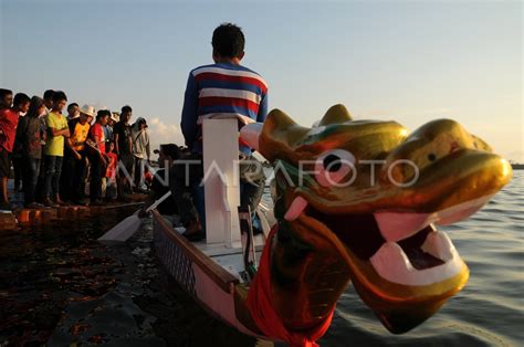 persiapan perahu naga internasional antara foto