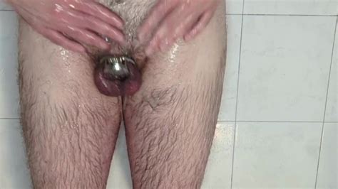 ケージに入れられたカッコールドはシャワーで大きなお尻のプラグを取り出します Pornhub Gay
