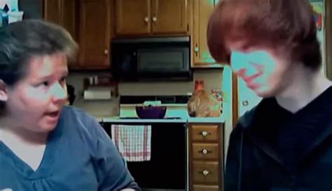 Facebook Mira la increíble reacción de esta madre al enterarse que su hijo es gay VIDEO El