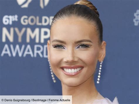 Amandine Petit canon en bikini bariolé et cheveux tout bouclés Femme Actuelle Le MAG