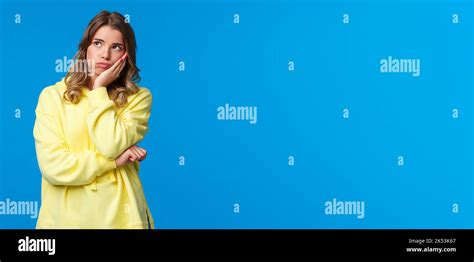 Une Jeune Blonde Ennuyeuse Et Pensive Pensant Ne Pas Savoir Ce Que Fait Essayer Le Plan D