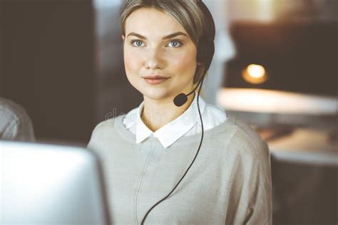 Divers Groupes De Personnes Dans Sunny Call Center Blonde Femme D Affaires Parlant Par Casque