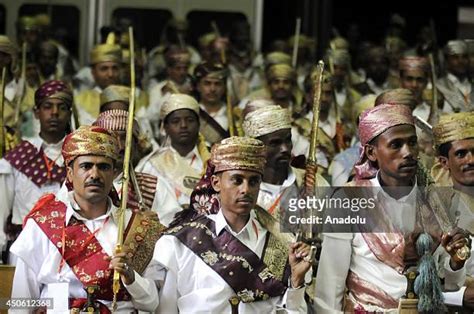 Mass Wedding Ceremony In Yemen Photos and Premium High Res Pictures - Getty Images