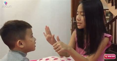 Clip Hot Sốt mạng bé gái dạy em trai 4 tuổi học tiếng Anh siêu đỉnh