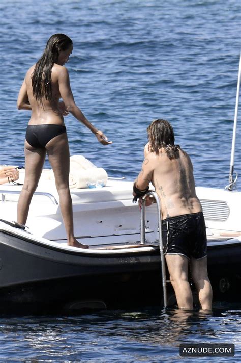 Zoe Saldana Sexy Shows Her Nude Tits In Sardinia Aznude