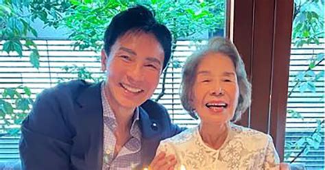 郷ひろみ、母の89歳バースデーに笑顔の“親子2ショット” 「良く似てらっしゃいますね」「いつまでもお元気で」（12 ページ） ねとらぼ