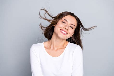 Foto De Una Jovencita Guapa Brunette Que Usa Pullover Blanca Aislada En Un Fondo De Color Gris