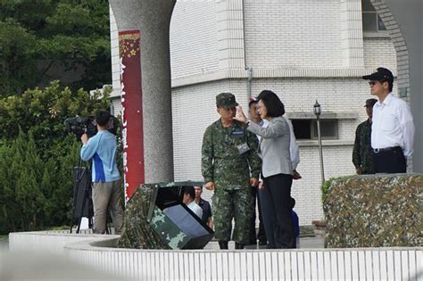 蔡英文頒端節加菜金慰勞 國軍：最近都吃香蕉助農民 政治 中時