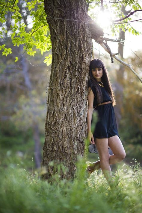 Portrait D Une Jeune Femelle Blonde Sur Le Champ Belle Femme Image Stock Image Du Nature