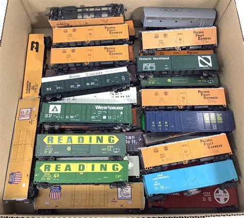 Lot - (30pc) HO Gauge Train Cars, Up, Reading, Boise