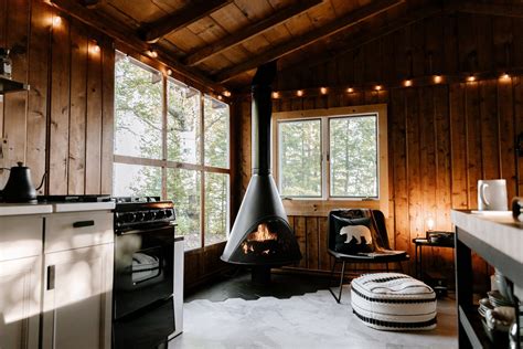 cabin decor ideas   comfy  inviting space