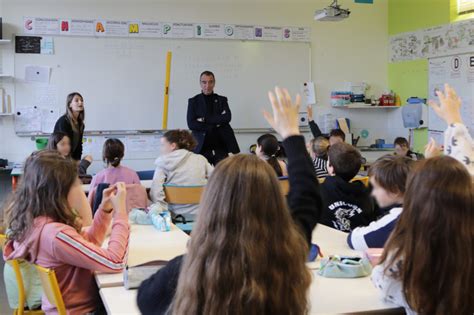 Parlement des enfants devant une classe de primaire à Lantic Éric