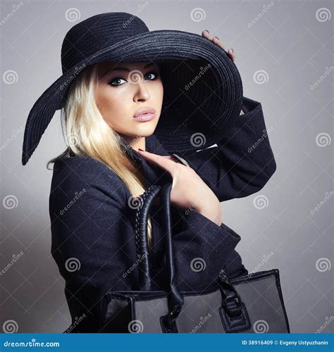 Belle Femme Blonde Dans Hat Spring Handbag Image Stock Image Du Handbag Beau