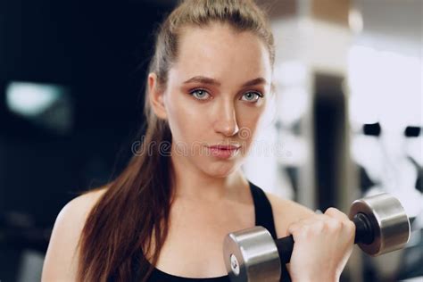 Joven Mujer Deportista De Brunette Haciendo Ejercicio Con Dumbbell En Un Gimnasio Foto De