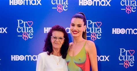 Camila Queiroz elegeu vestido do tipo naked para pré estreia de filme Eliane mãe da atriz a