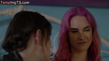 Transexual de 19 años se folla a una zorra tatuada en su coño peludo XVIDEOS