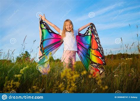 Jolie Fille Blonde Avec Ailes Papillon Brillant S Amuser Dans La Prairie Sur Le Paysage Naturel