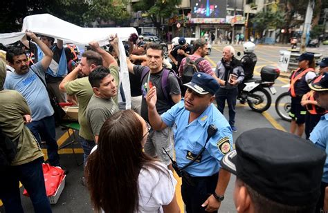 Docentes Cordobeses Autoconvocados Protestaron Con Una Carpa Blanca