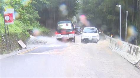 清境山區道路如噴泉 好心駕駛以車擋水流｜東森新聞：新聞在哪 東森就在哪裡