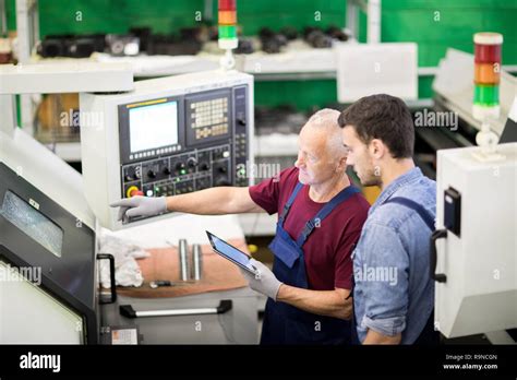 Travailleur En Usine Banque De Photographies Et Dimages à Haute