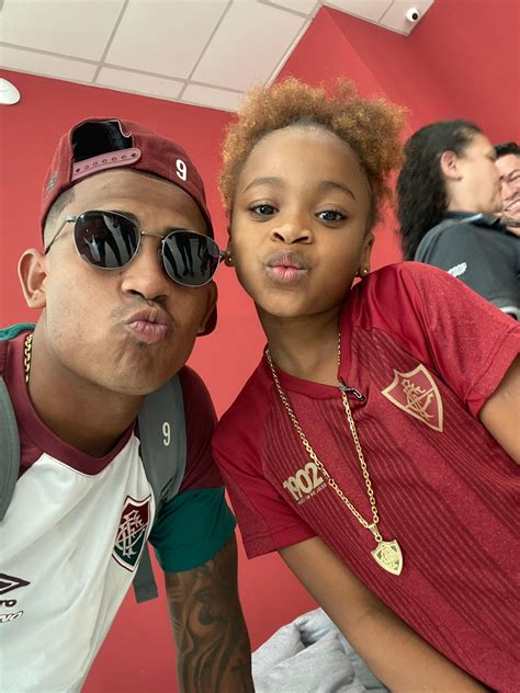 Menina que emocionou tricolores na final da Libertadores conhece elenco