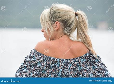 Sch Ne Blonde Frau R Ckseite Und Gesicht Von Hinten Drau En Stockbild Bild Von Pferdeschwanz