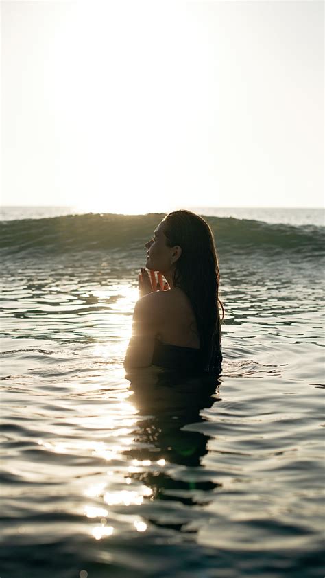 10 Arti Mimpi Mandi di Laut Menurut Psikologi dan Primbon yang Bikin