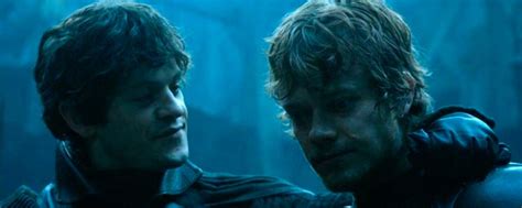 Juego De Tronos Alfie Allen E Iwan Rheon Theon Y Ramsey Se Besan