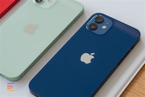 Включённые iPhone 12 и iPhone 12 Pro во всех цветах под разными углами ...
