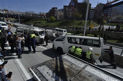 Triple Colisión En La Autopista La Paz El Alto Deja Cuatro Heridos