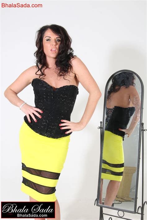 Hot Brunette Babe Loves Teasing With Her Amazing Figure Photos