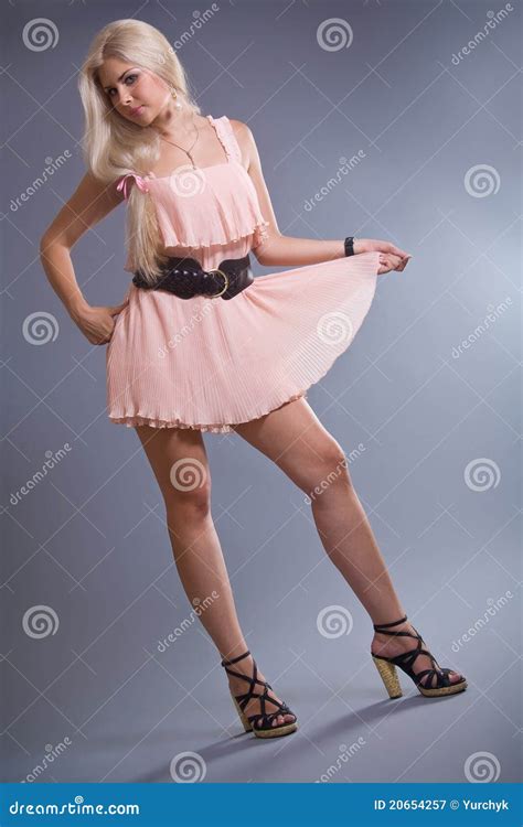 Pose Blonde Sexy Dans Le Studio Image Stock Image Du Attrayant Talons