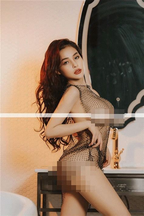 Ảnh hot girl mặc áo lưới không nội y khoe bầu ngực siêu khủng