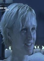 Naked Saskia Valencia in HeliCops Einsatz über Berlin