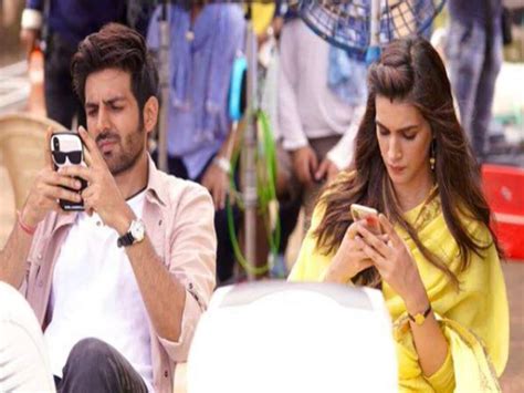 Kriti Sanon Miffed When A Reporter Asked Her About Shehzada Kartik Aaryan At An Award Ceremony