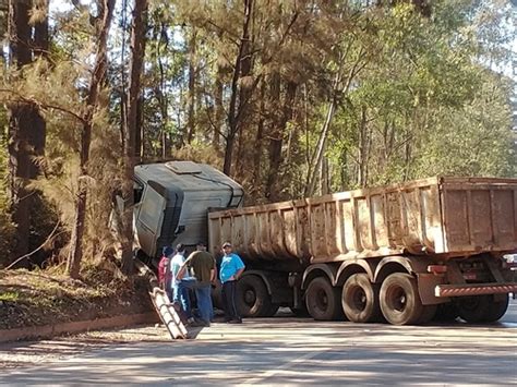 Carreta Sai Da Pista Bate Em Rvore E Deixa Tr Nsito Lento Na Br