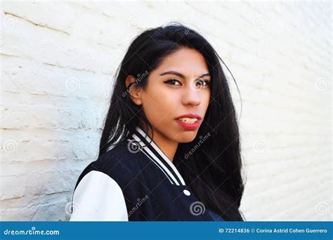 Ritratto Di Giovane Donna Latina All Aperto Fotografia Stock Immagine