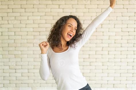 Hermosa Mujer Latina Con Sonrisa Y Sentimiento Feliz 4019541 Foto De Stock En Vecteezy
