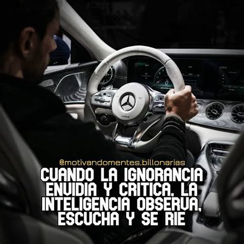 A Man Driving A Car With The Words In Spanish On It S Steering Wheel