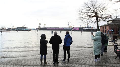 Hamburg Warnung Vor Sturmflut Im Elbegebiet Sturmb En An Der Nordsee