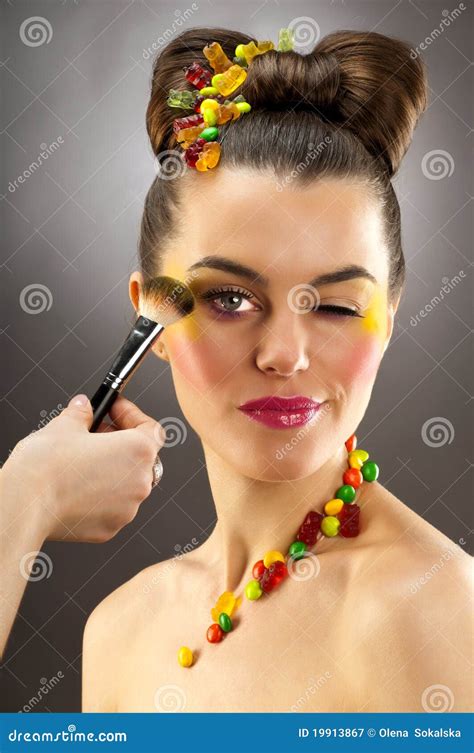 Het Portret Van De Close Up Van Mooie Brunette Stock Afbeelding Image Of Elegant Haarstijl